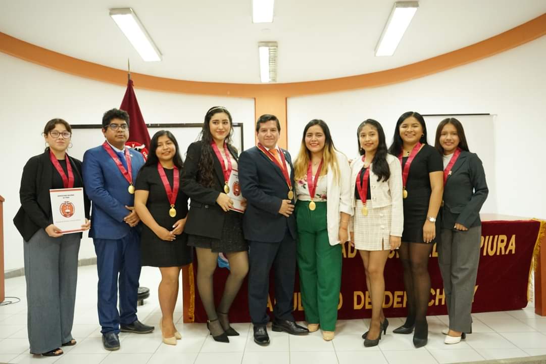 Facultad de Derecho reconoce a estudiantes que destacaron en concursos nacionales.