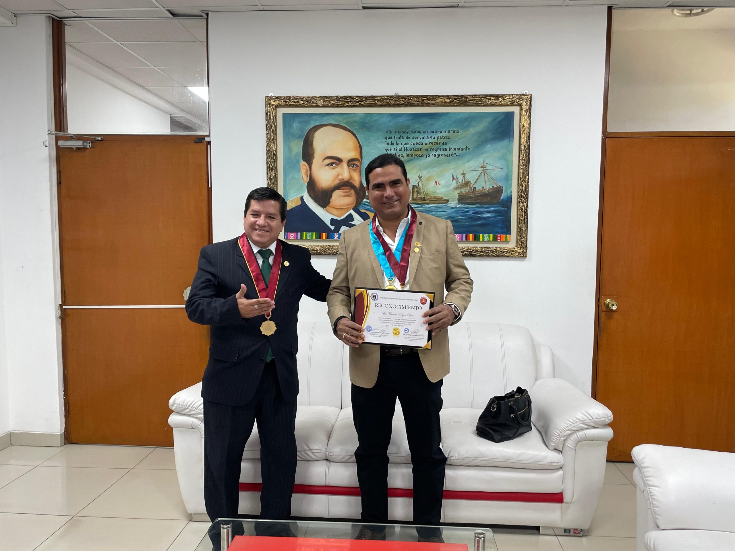 RECONOCIMIENTO INSTITUCIONAL AL DR. LUIS ERNESTO NEYRA LEÓN, GOBERNADOR REGIONAL DE PIURA Y EGRESADO DISTINGUIDO DE LA FACULTAD DE DERECHO Y CIENCIAS POLÍTICAS – UNP