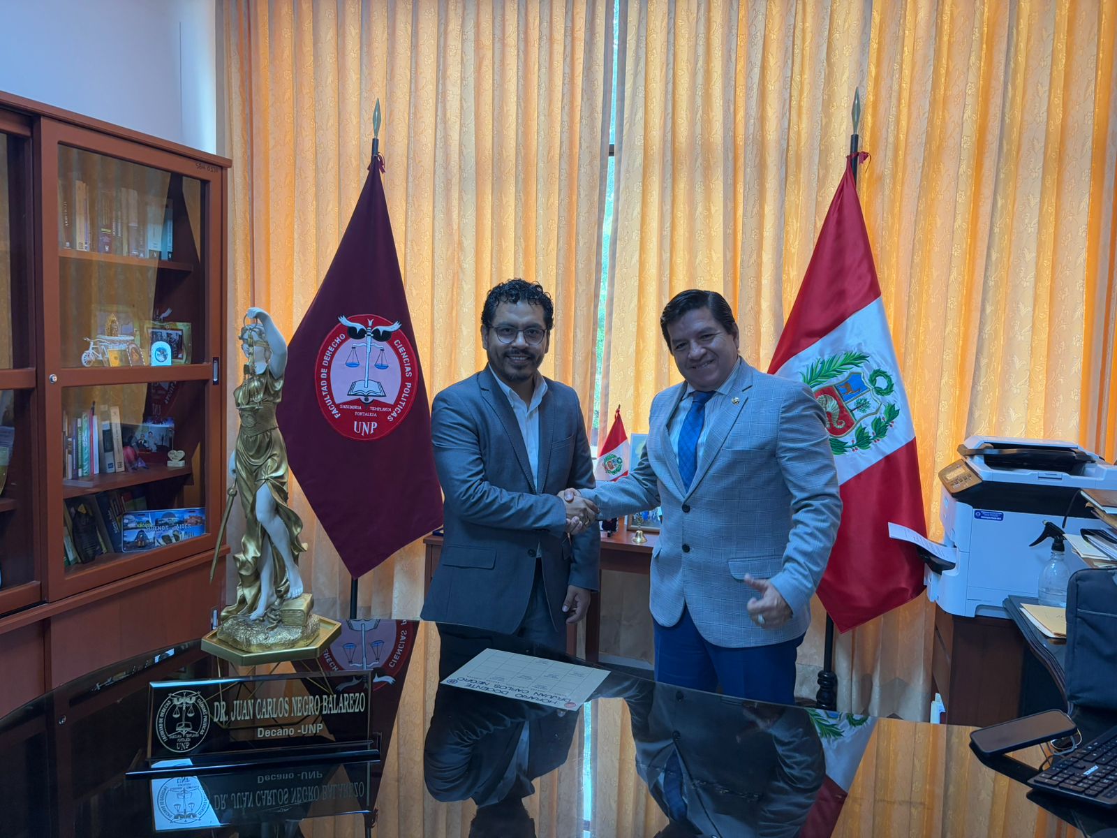 Visita de destacado ex alumno a nuestra Facultad