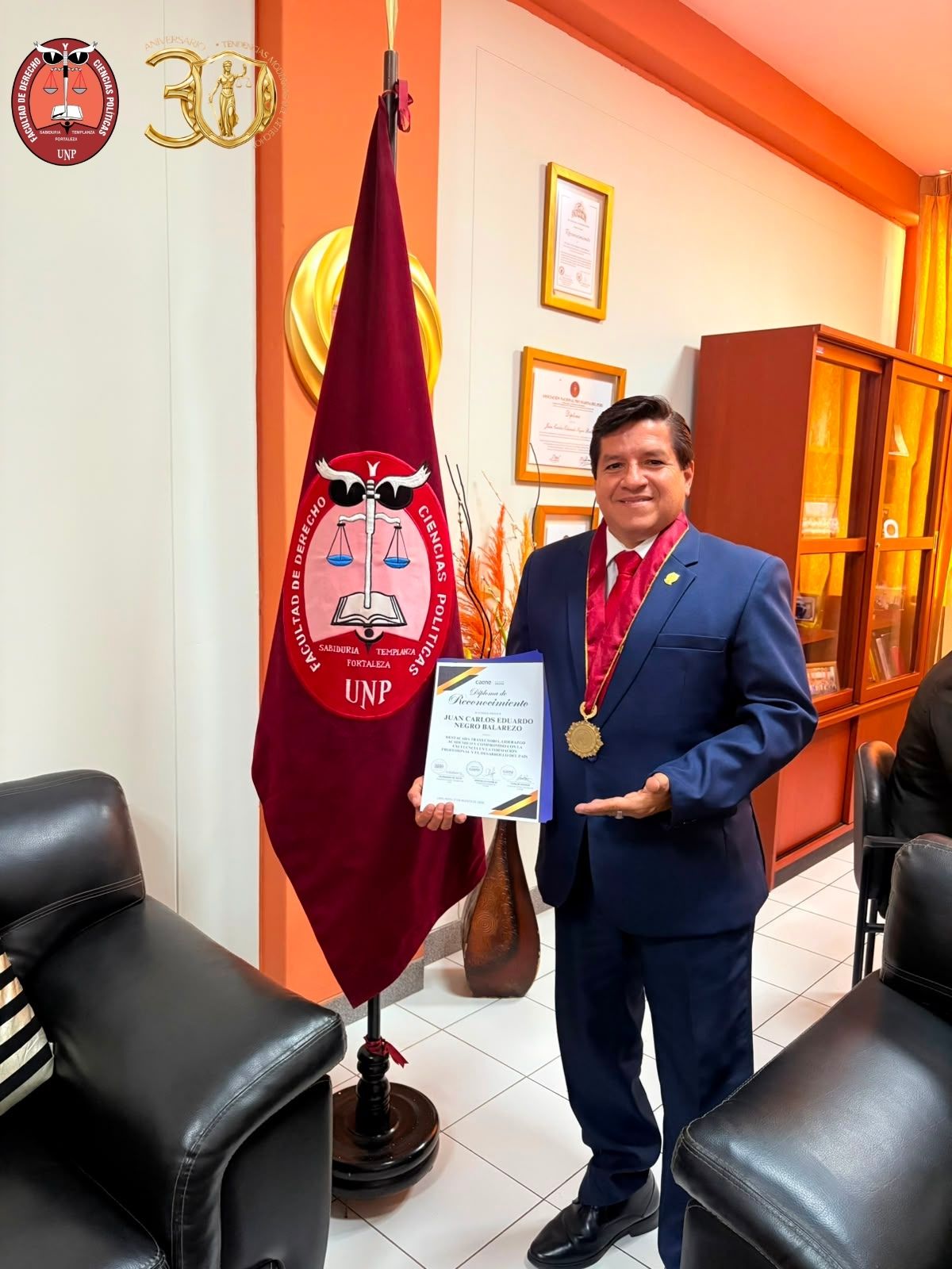 RECONOCIMIENTO A NUESTRO DECANO POR CAENE EDUCACIÓN EJECUTIVA