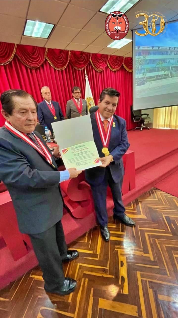 DECANO DE LA FACULTAD DE DERECHO Y CIENCIAS POLÍTICAS – UNP RECIBE LA MEDALLA DE HONOR “JUAN VICENTE UGARTE DEL PINO”
